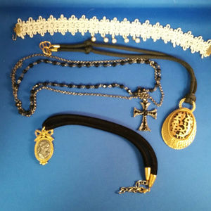 Necklace bundle of 4 pieces.